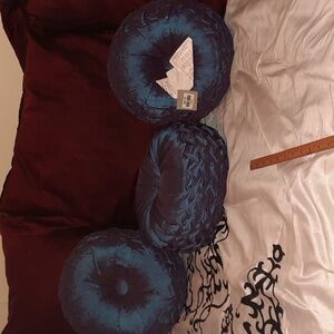 THREE NWT GORGEOUS REGAL PURPLE PLEATED THROW PILLOW 💜 BOMBAY & COMPANY Oyster